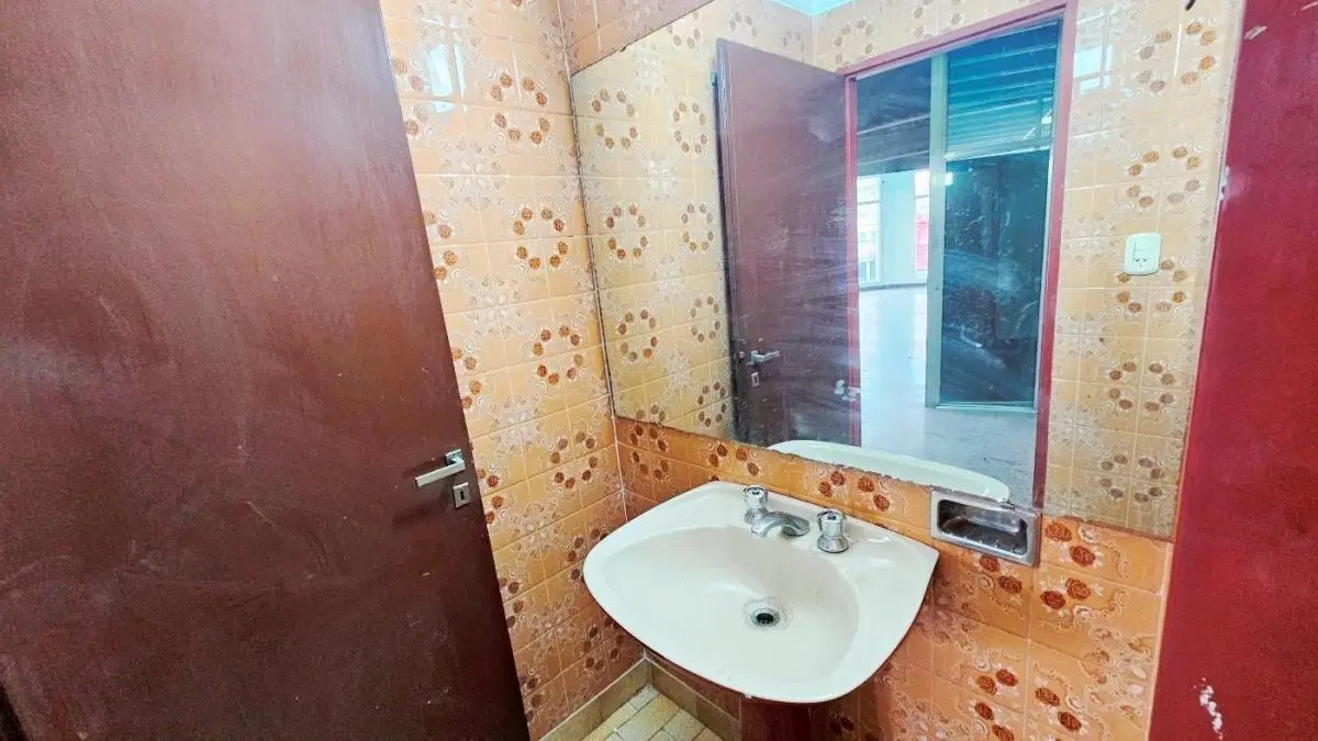 Oficina/Showroom /Local 1° piso en Excelente Zona Comercial Warnes y Dorrego 4