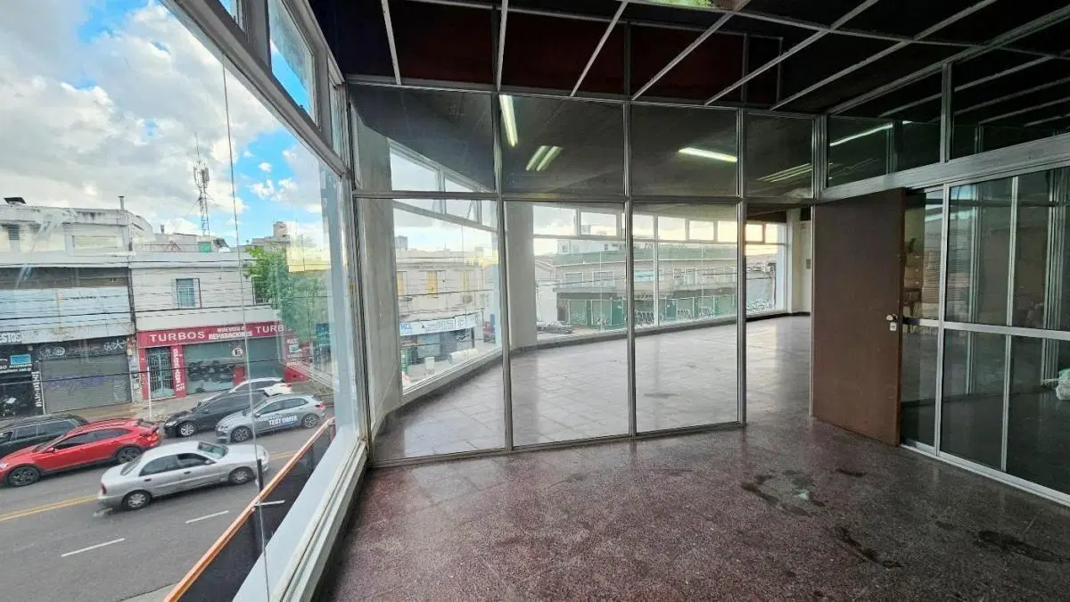 Oficina/Showroom /Local 1° piso en Excelente Zona Comercial Warnes y Dorrego 2