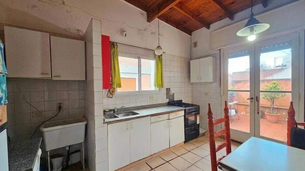 Excelente PH para refaccionar con terraza propia edificable 5