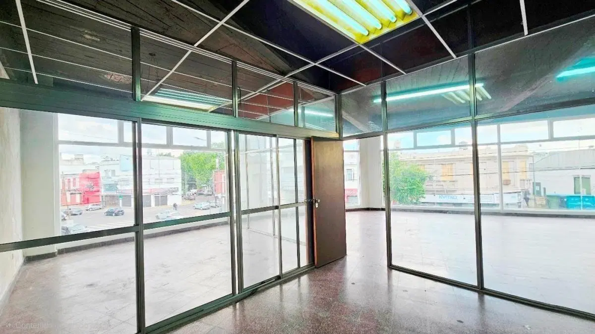 Oficina/Showroom /Local 1° piso en Excelente Zona Comercial Warnes y Dorrego 8