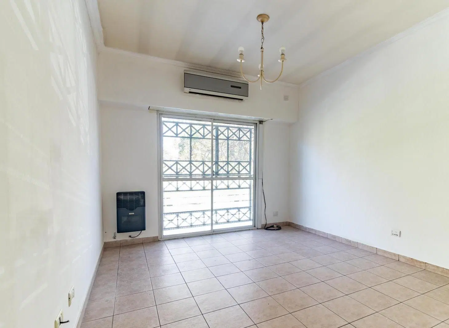 Venta de Tríplex 3 Ambientes con Patio y Parrilla vista a la Plaza – Villa Luro 3
