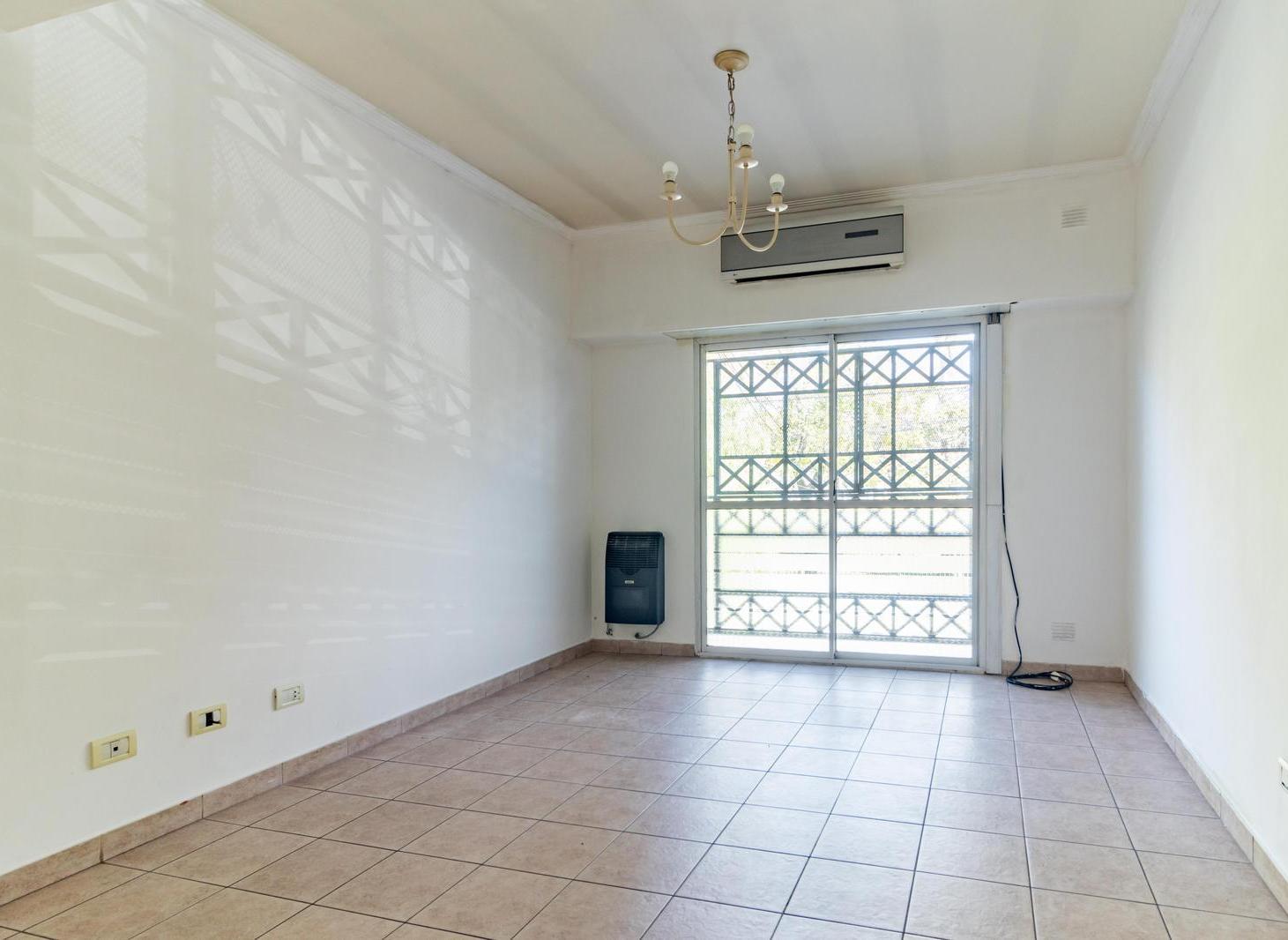 Foto de Venta de Tríplex 3 Ambientes con Patio y Parrilla vista a la Plaza – Villa Luro, imagen 2