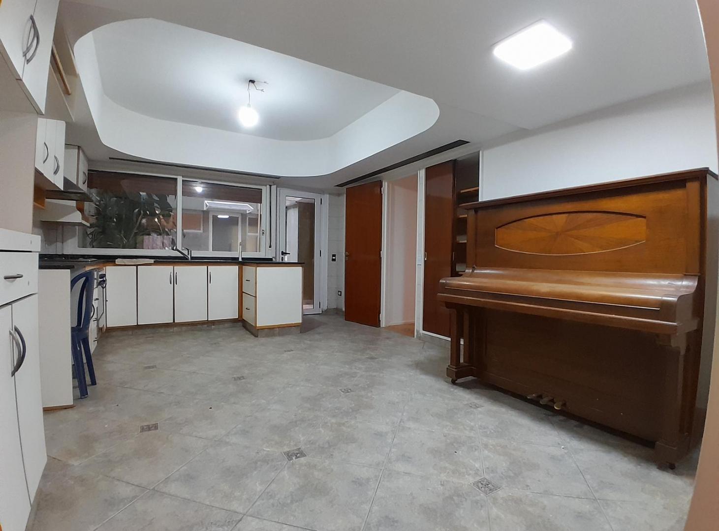 Foto de Venta piso al frente con cochera, dos patios y dos bauleras - Caballito, imagen 2