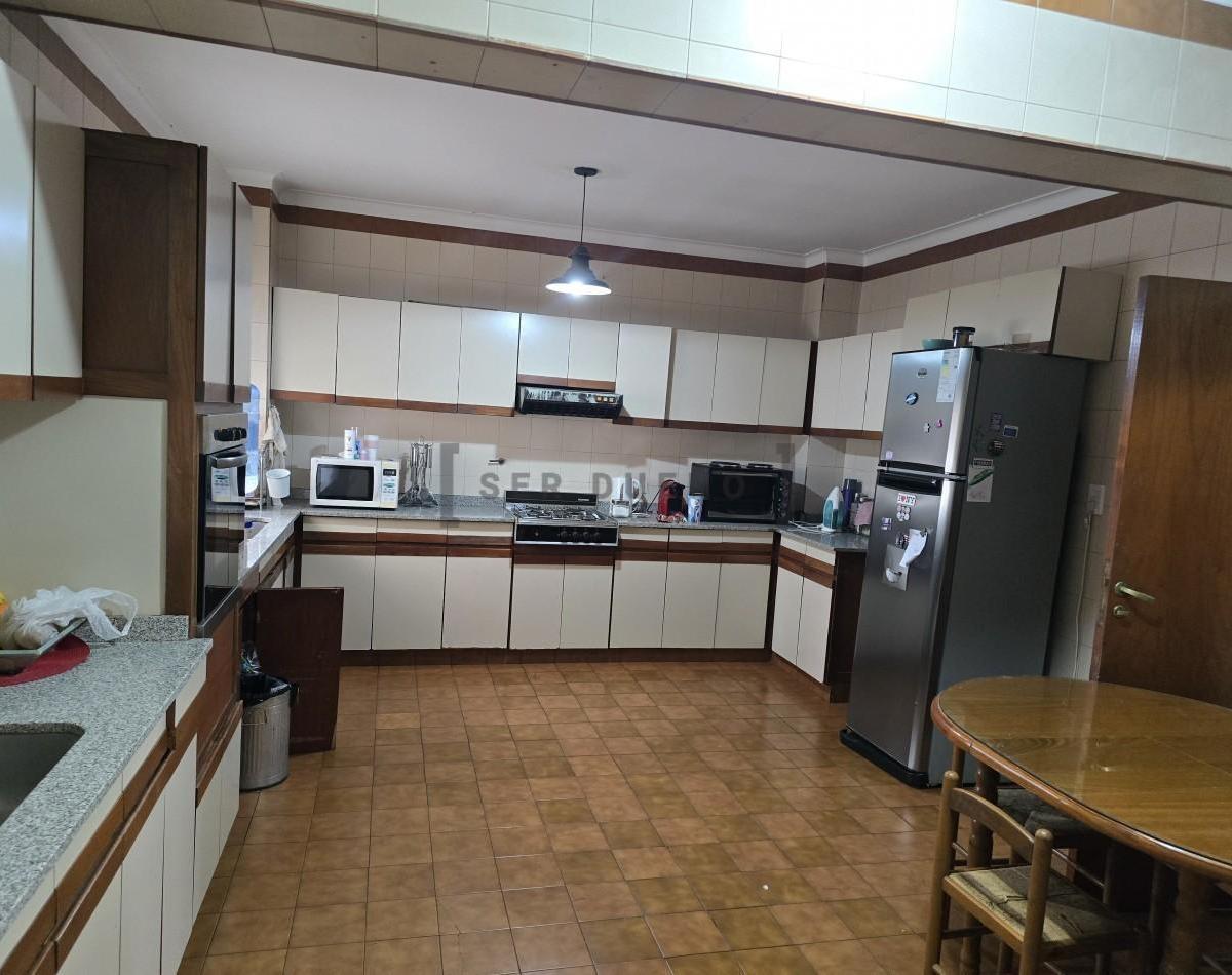 Departamento 4 Dorm. en Av Belgrano - Cuarto Piso Frente con Cochera [ Ser Dueño ] 4