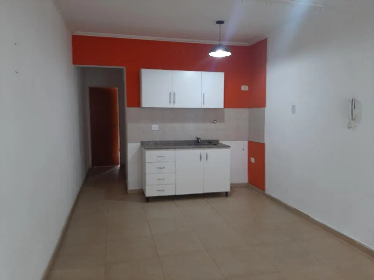 Departamento 2 ambientes con patio y cochera 2