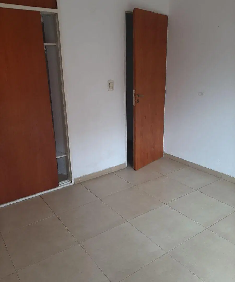 Departamento 2 ambientes con patio y cochera 4