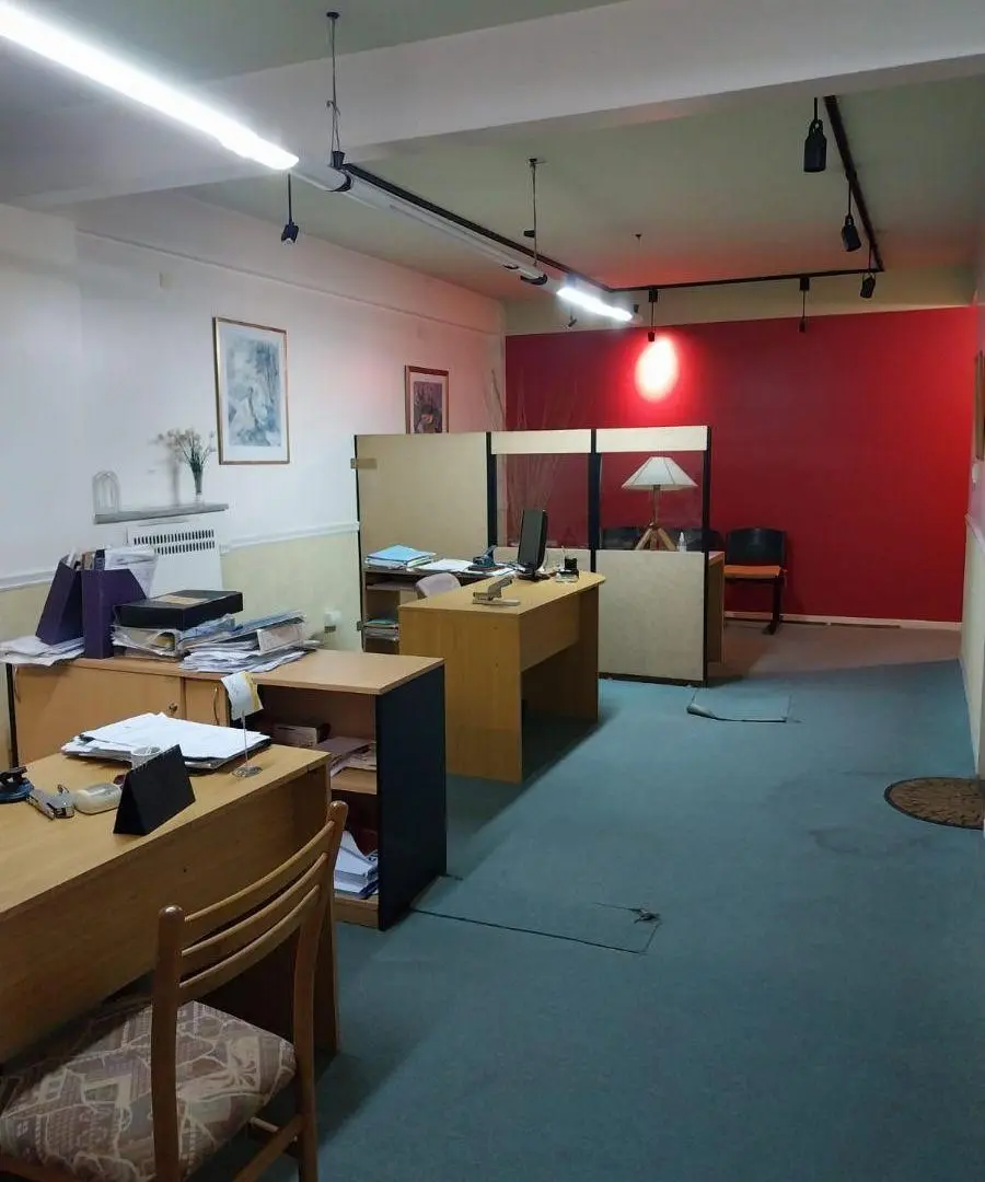 Oficina en alquiler con 3 despachos, sala de reuniones, espacio para trabajo grupal 5