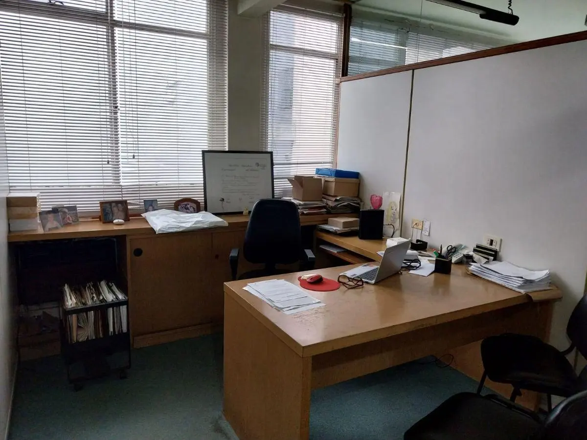Oficina en alquiler con 3 despachos, sala de reuniones, espacio para trabajo grupal 4