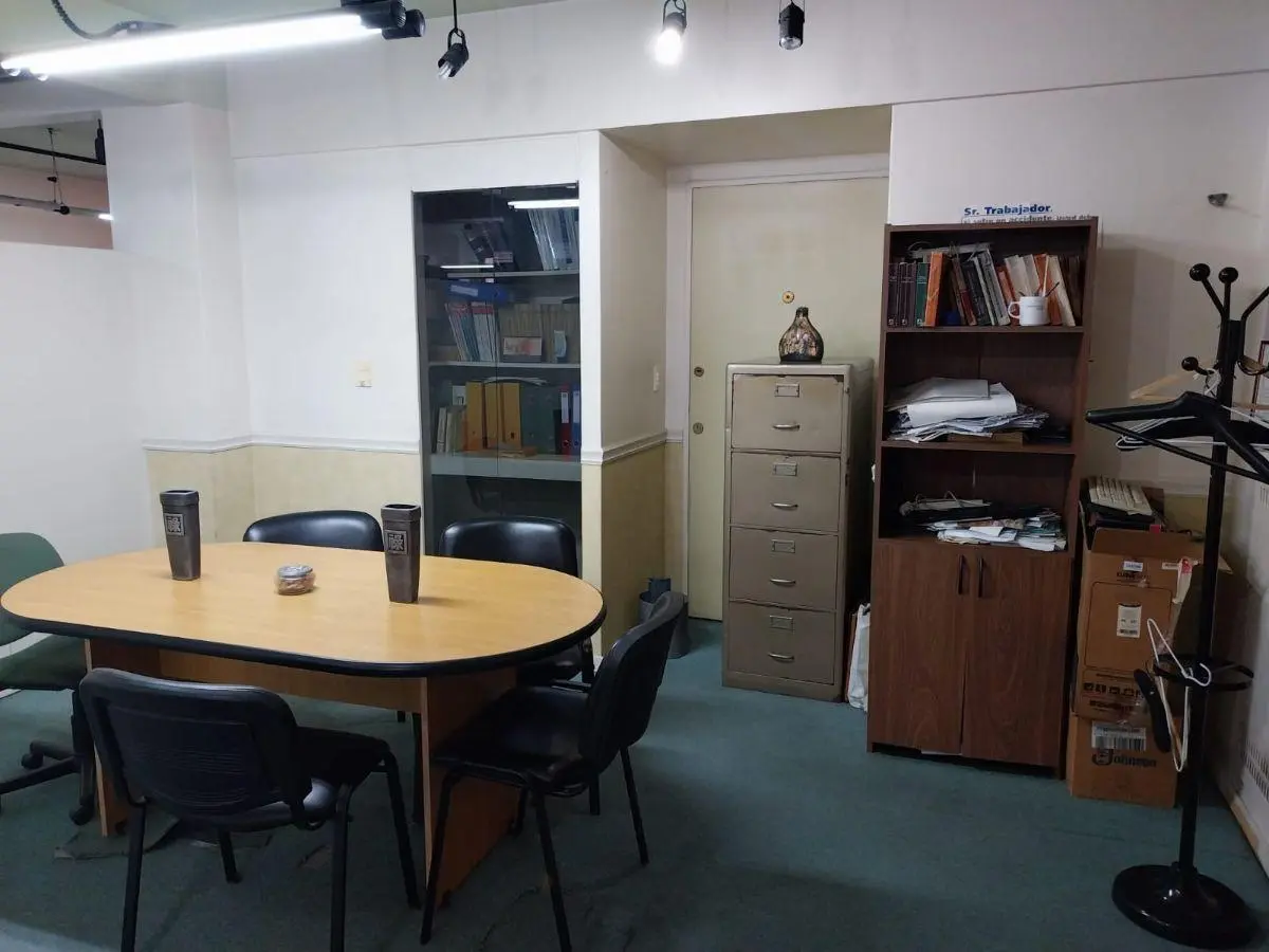 Oficina en alquiler con 3 despachos, sala de reuniones, espacio para trabajo grupal 3