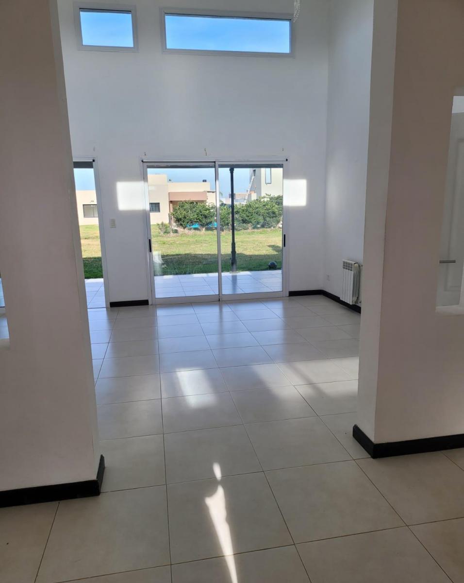 Hermosa Casa en Venta en Barrio Cerrado Santa Juana.