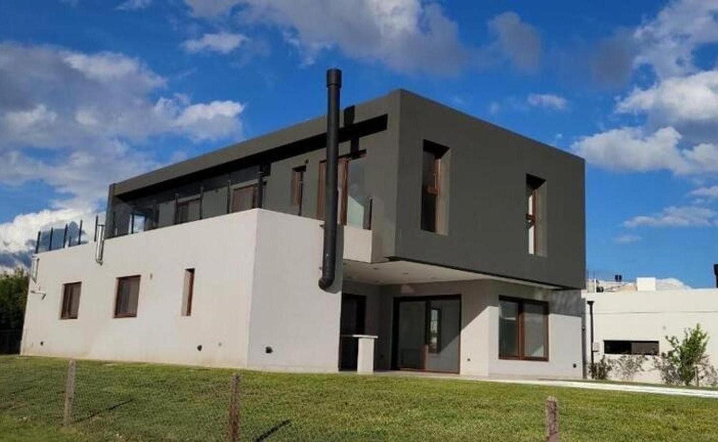 HERMOSA CASA A ESTRENAR EN EL BARRIO TERRALAGOS, CANNING