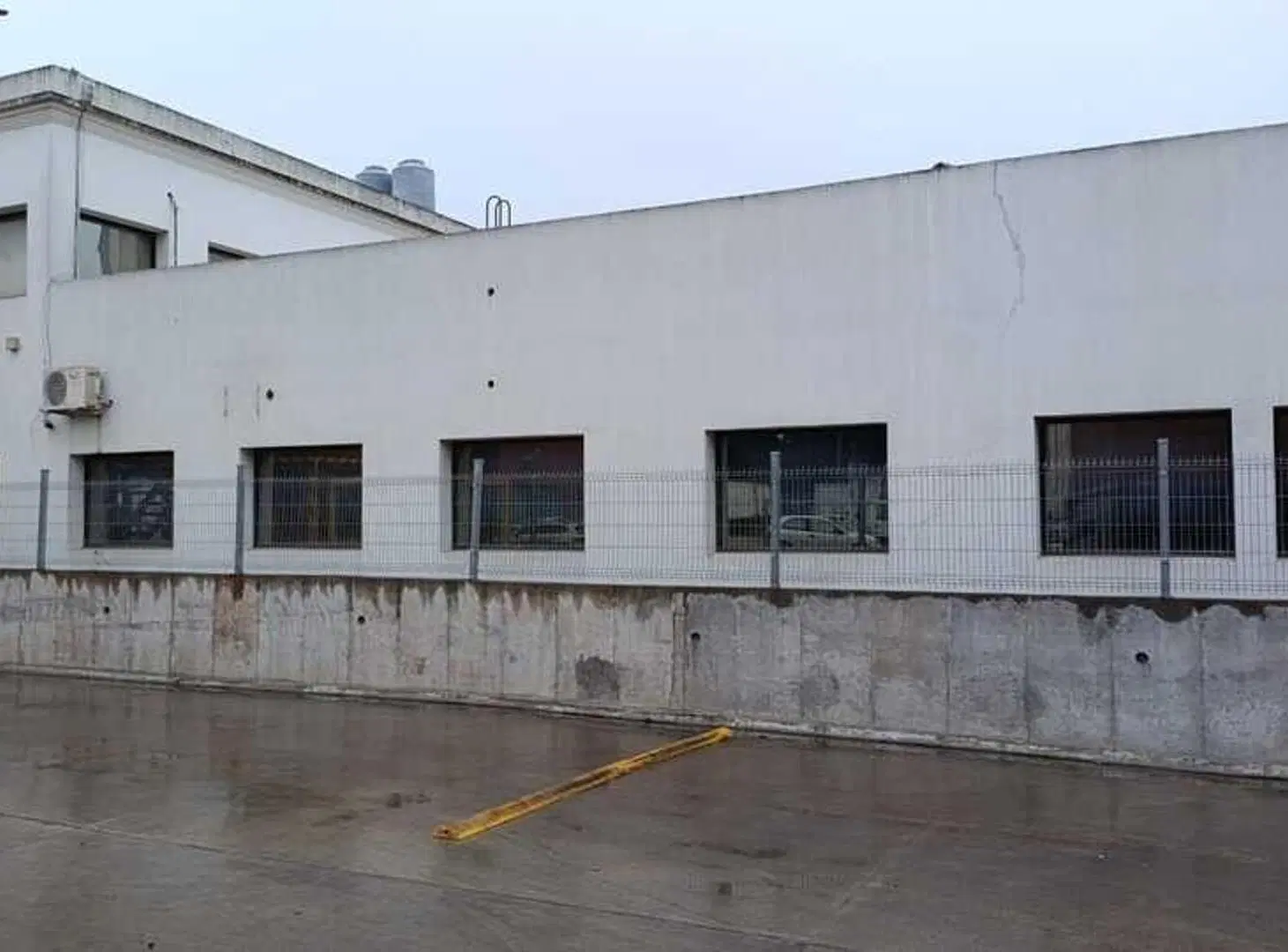 NAVE INDUSTRIAL CON FRENTE SOBRE HIPOLITO YRIGOYEN 2