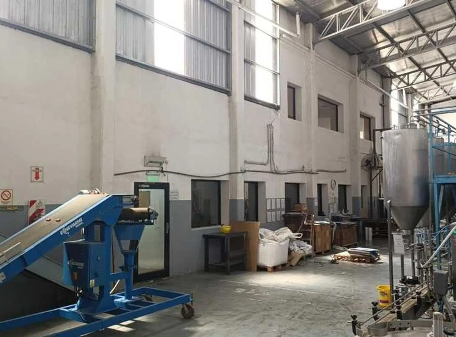 NAVE INDUSTRIAL CON FRENTE SOBRE HIPOLITO YRIGOYEN 4