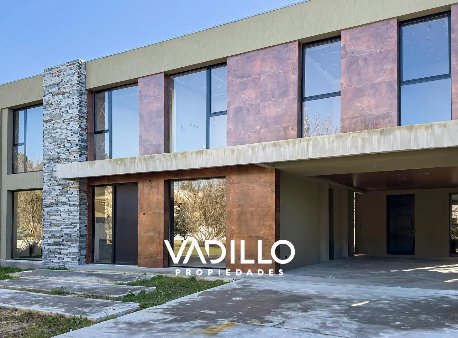 Casa Minimalista en Venta ! Club de Campo El Lauquen 1
