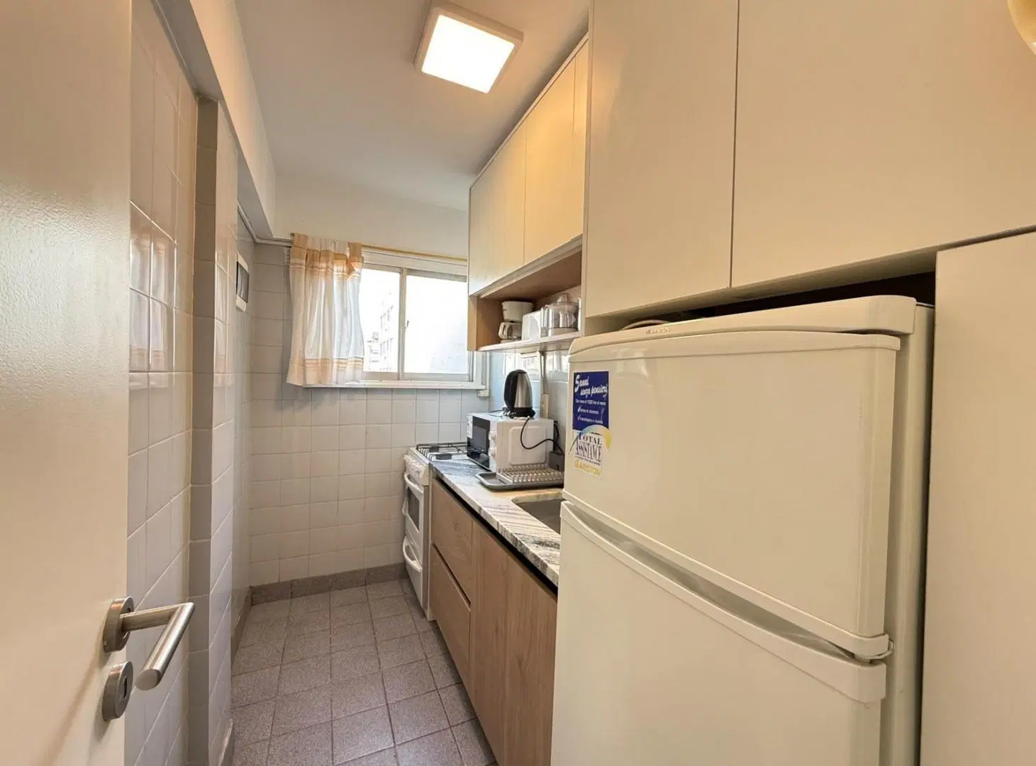 VENTA monoambiente a la calle con balcón saliente 4
