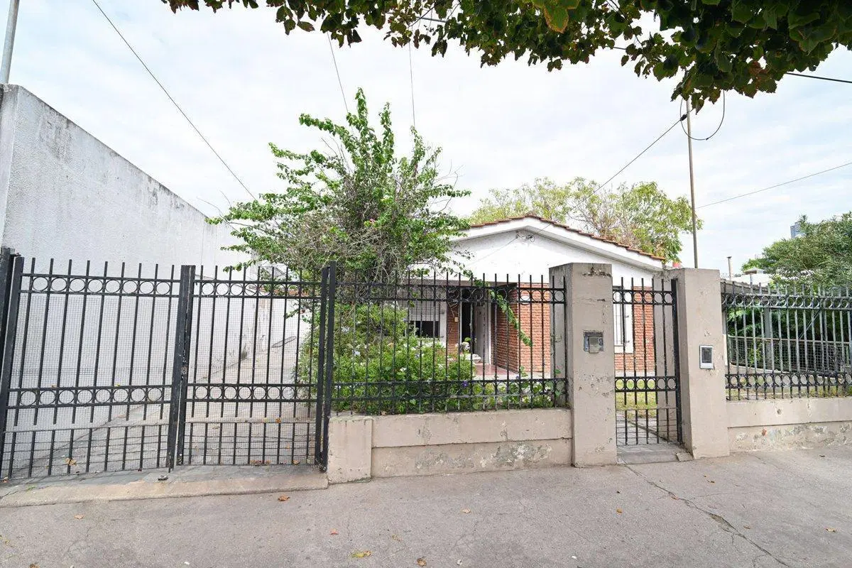 CASA CON AMPLIO TERRENO IDEAL PARA DESARROLLO 2