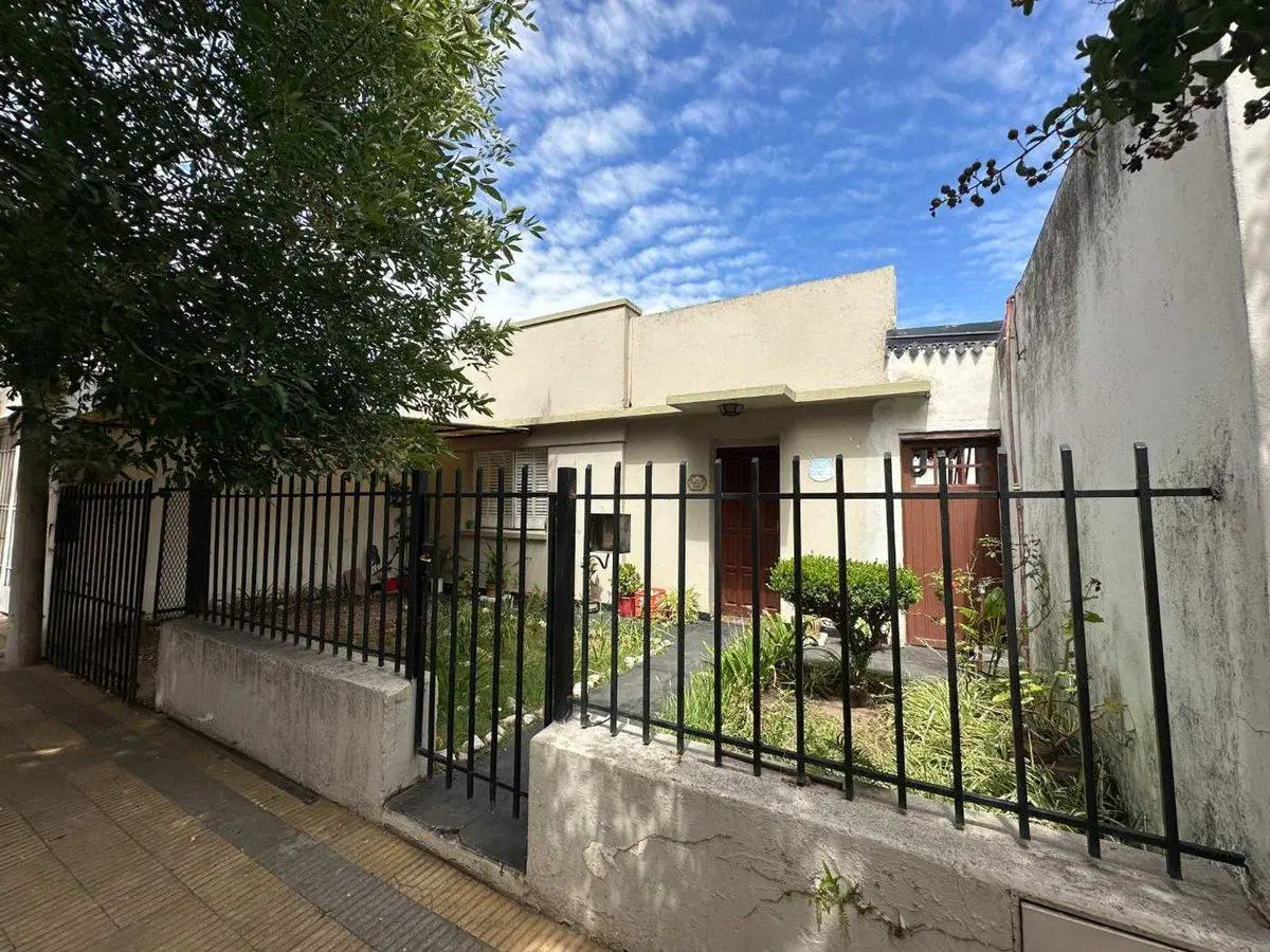 Se vende casa con patio pileta y 2 departamentos 4