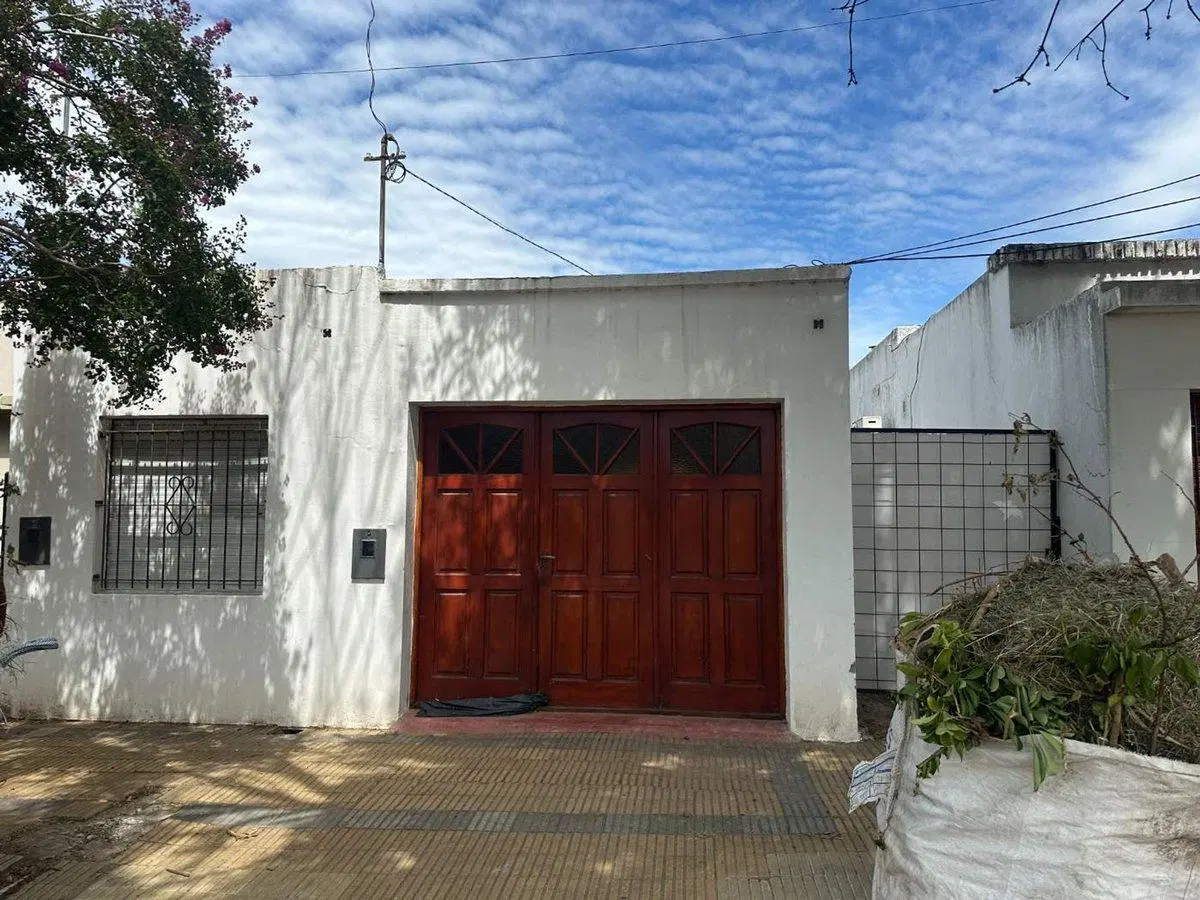 Se vende casa con patio pileta y 2 departamentos 2