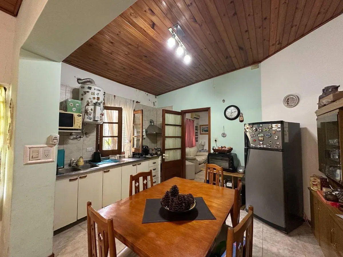 Se vende casa con patio pileta y 2 departamentos 5