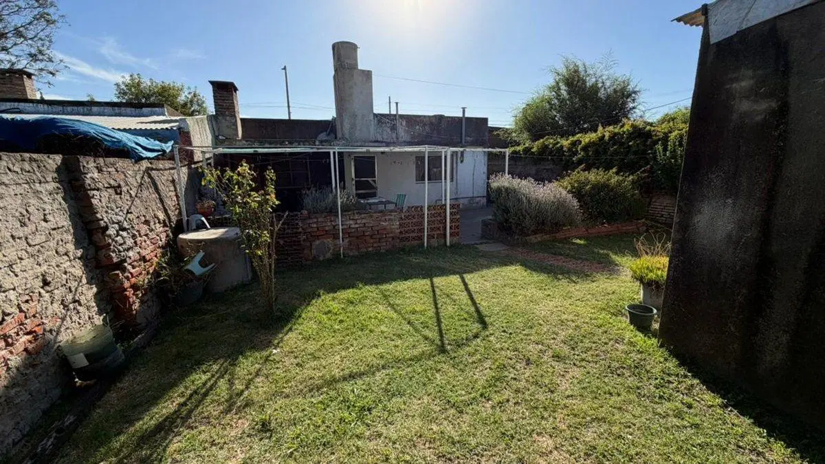 SE VENDE CASA UBICADA SOBRE AV. ALEM 4