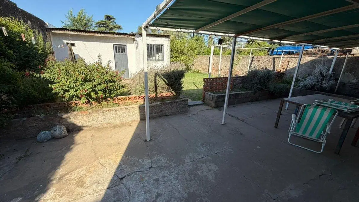 SE VENDE CASA UBICADA SOBRE AV. ALEM 5