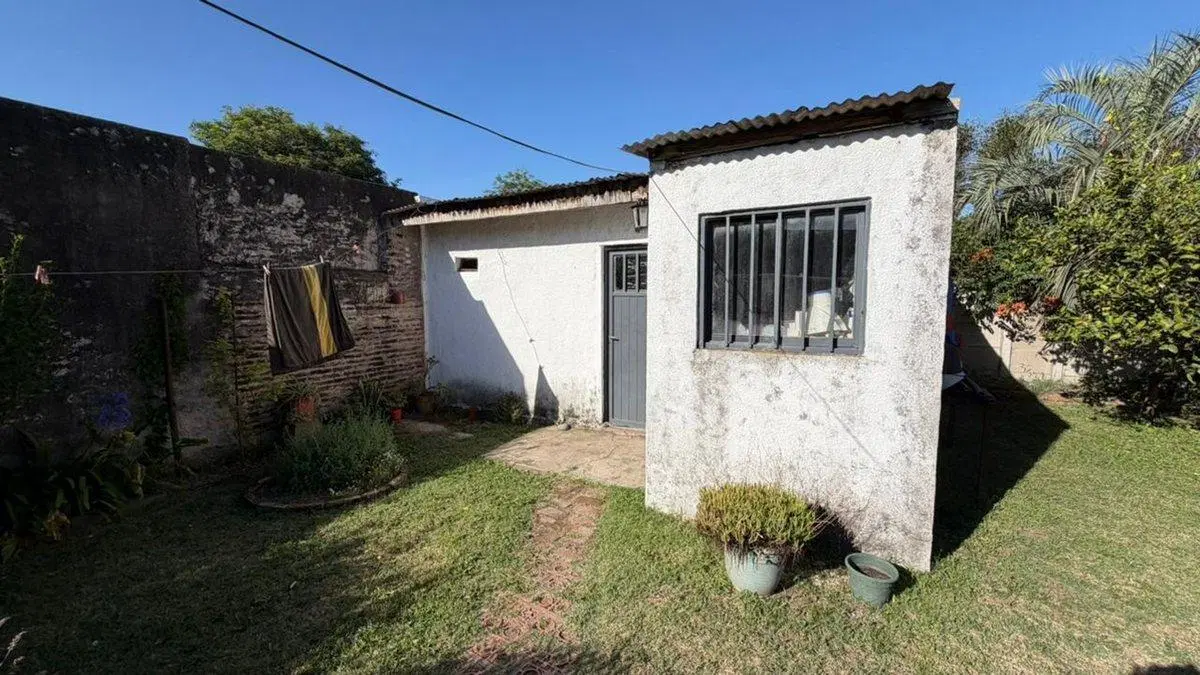 SE VENDE CASA UBICADA SOBRE AV. ALEM 2