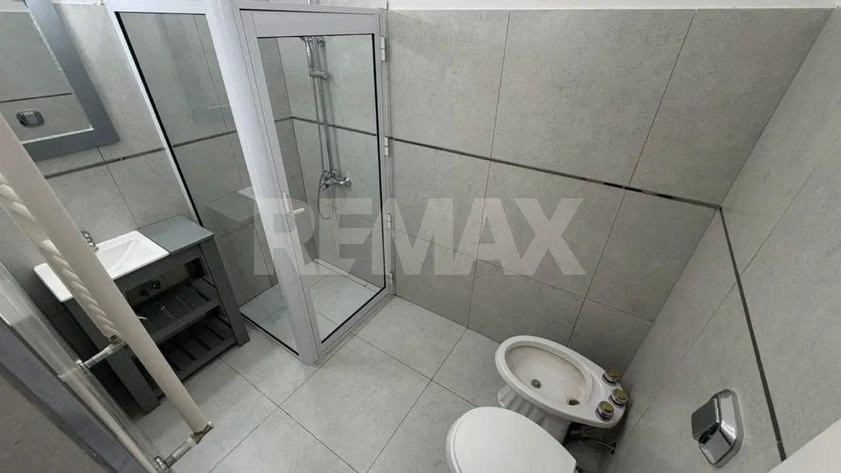Se vende Dpto. refaccionado c/cochera + galpón 2