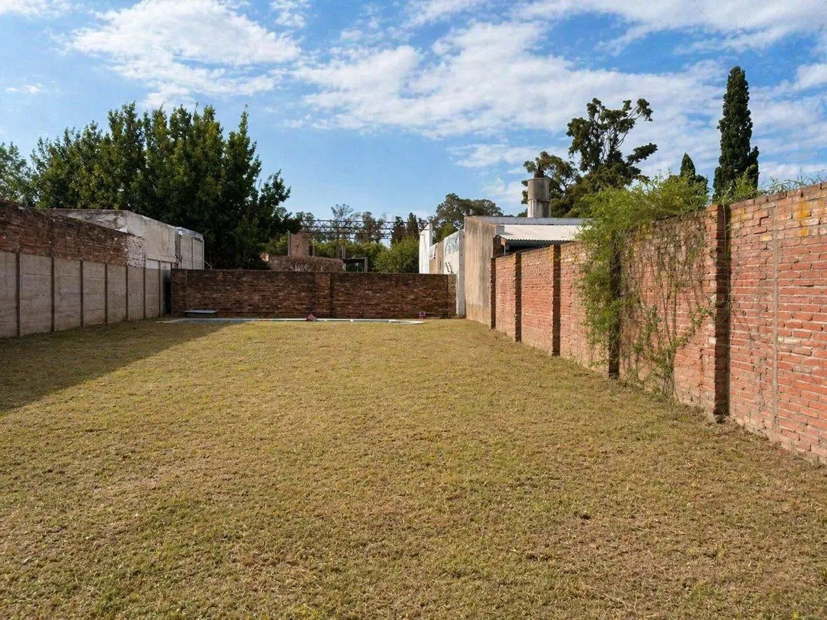 Lote con amplio terreno 2