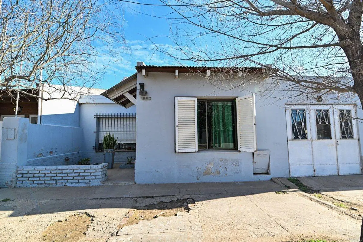 CASA 2 DORMITORIOS CON COCHERA Y GRAN PATIO 3