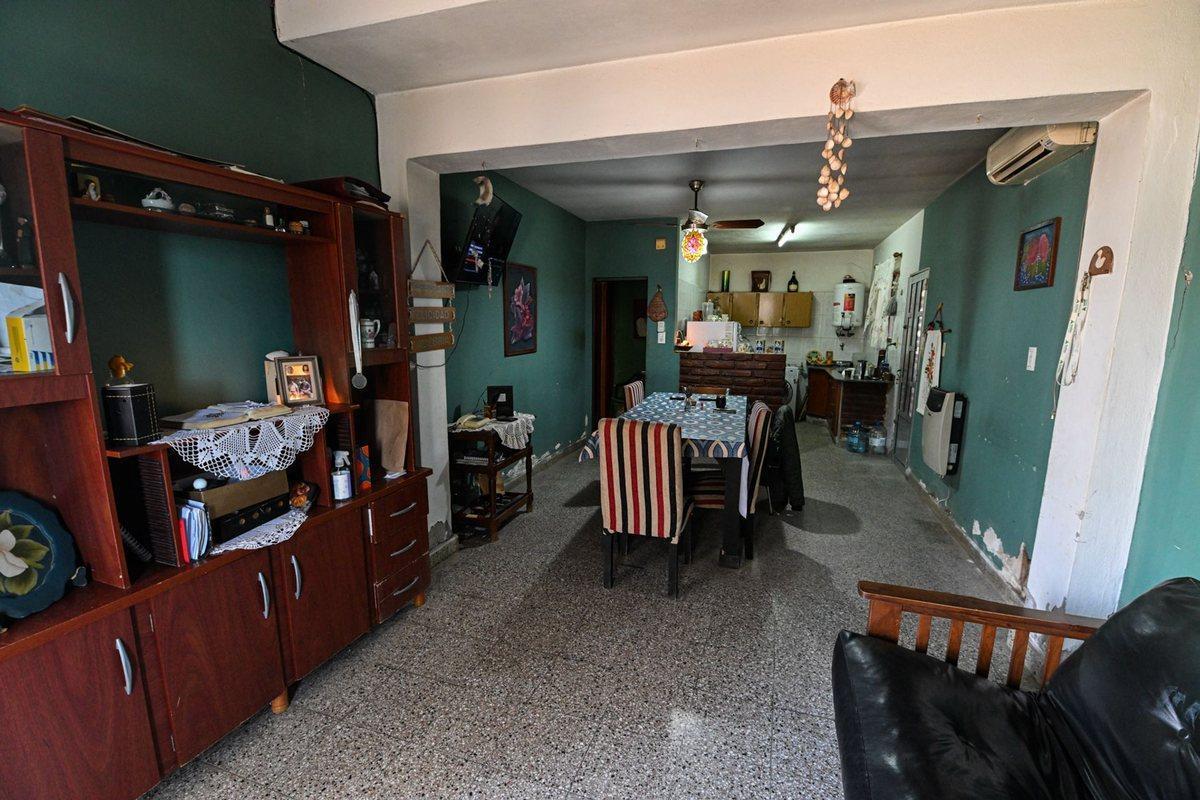 CASA 2 DORMITORIOS CON COCHERA Y GRAN PATIO
