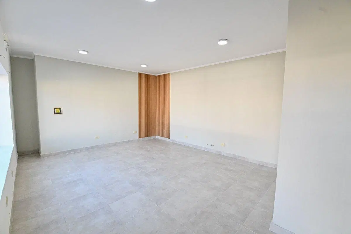 VENTA LOCAL A ESTRENAR, MODERNO Y LUMINOSO 2