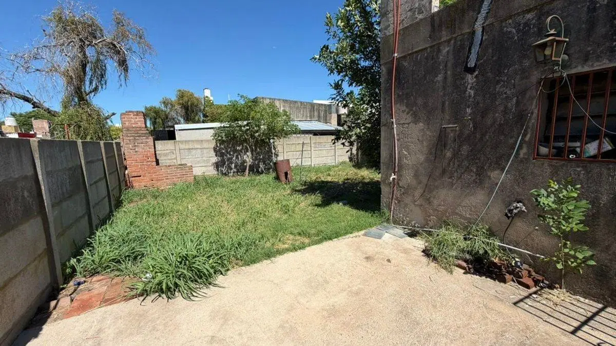 Se vende casa a reciclar s/gran terreno 4