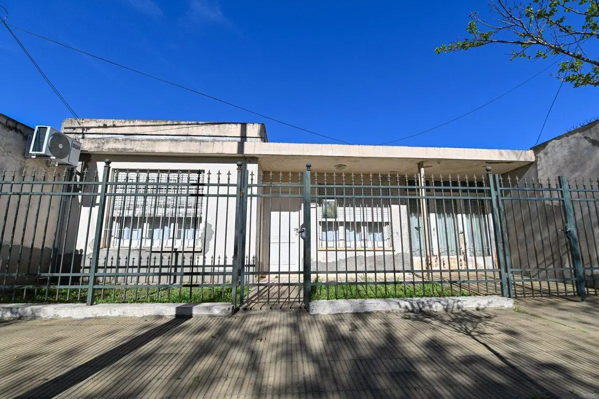 CASA EN VENTA 2 DORMITORIOS COCHERA Y PATIO 2