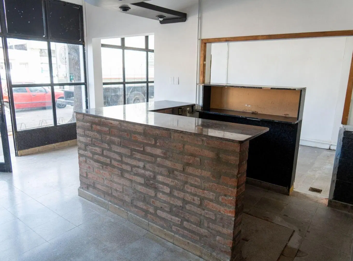 Local comercial en alquiler sobre Av. Santa Fe -VT 3