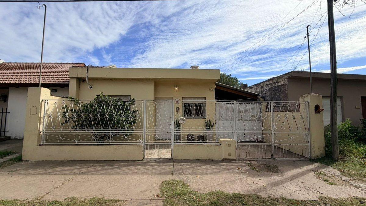 Remax Tendencia vende casa de dos dormitorios