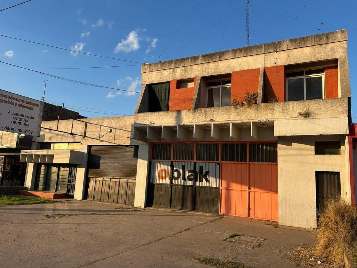 Propiedad con Galpónes, Oficinas y Departamento 2