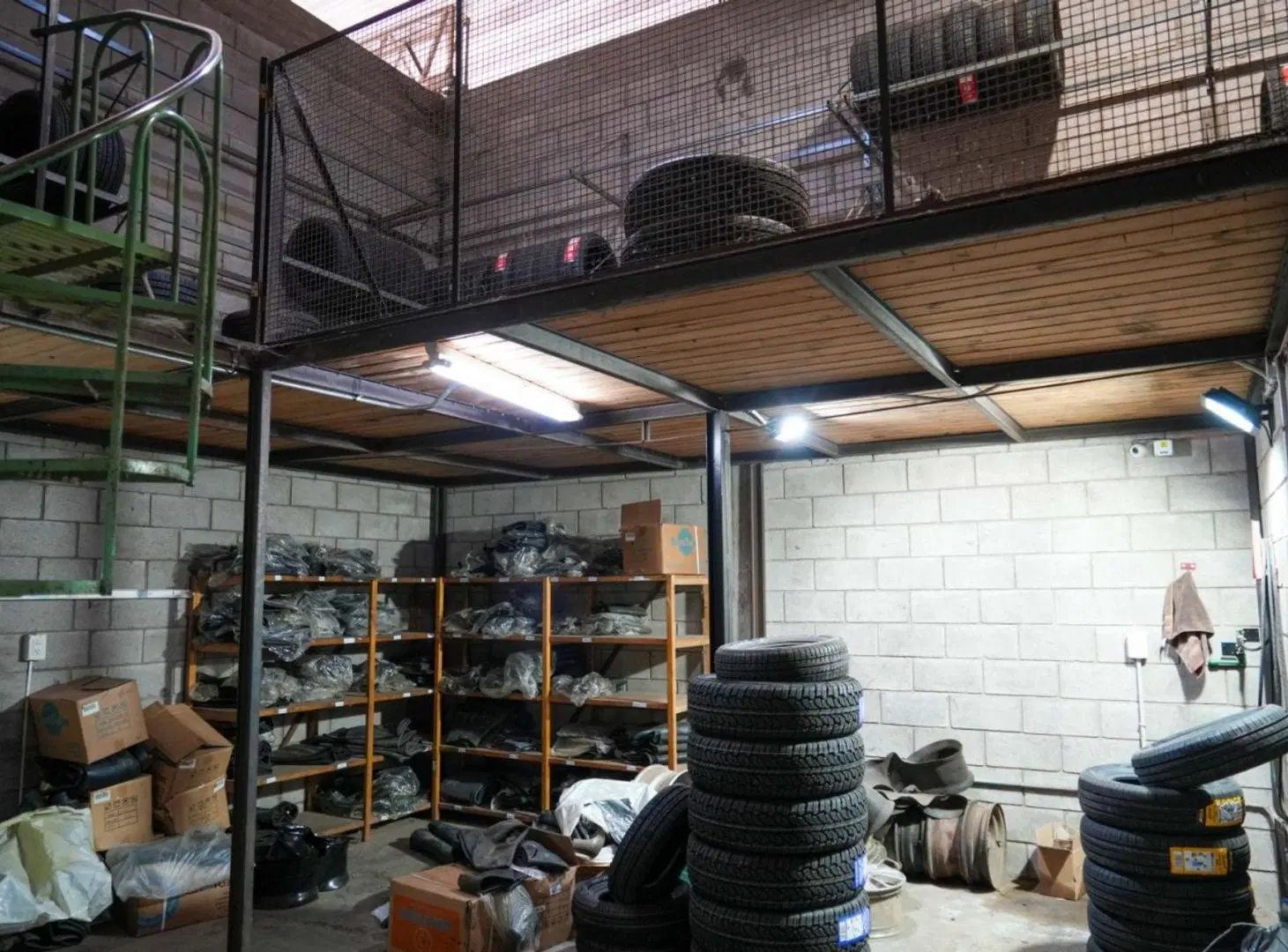 SE VENDE IMPONENTE GALPON SOBRE RUTA NACIONAL 8 5