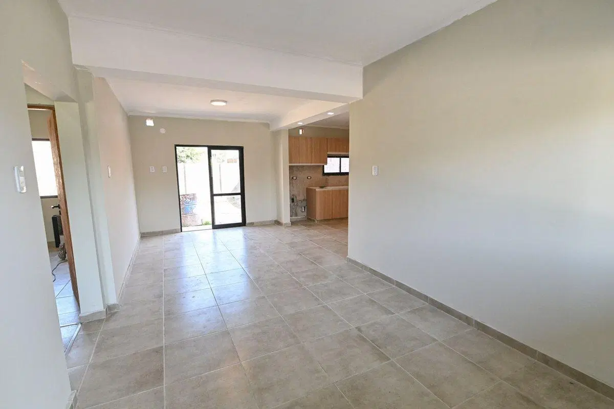 CASA  2 DORMITORIOS COCHERA y GRAN TERRENO 4