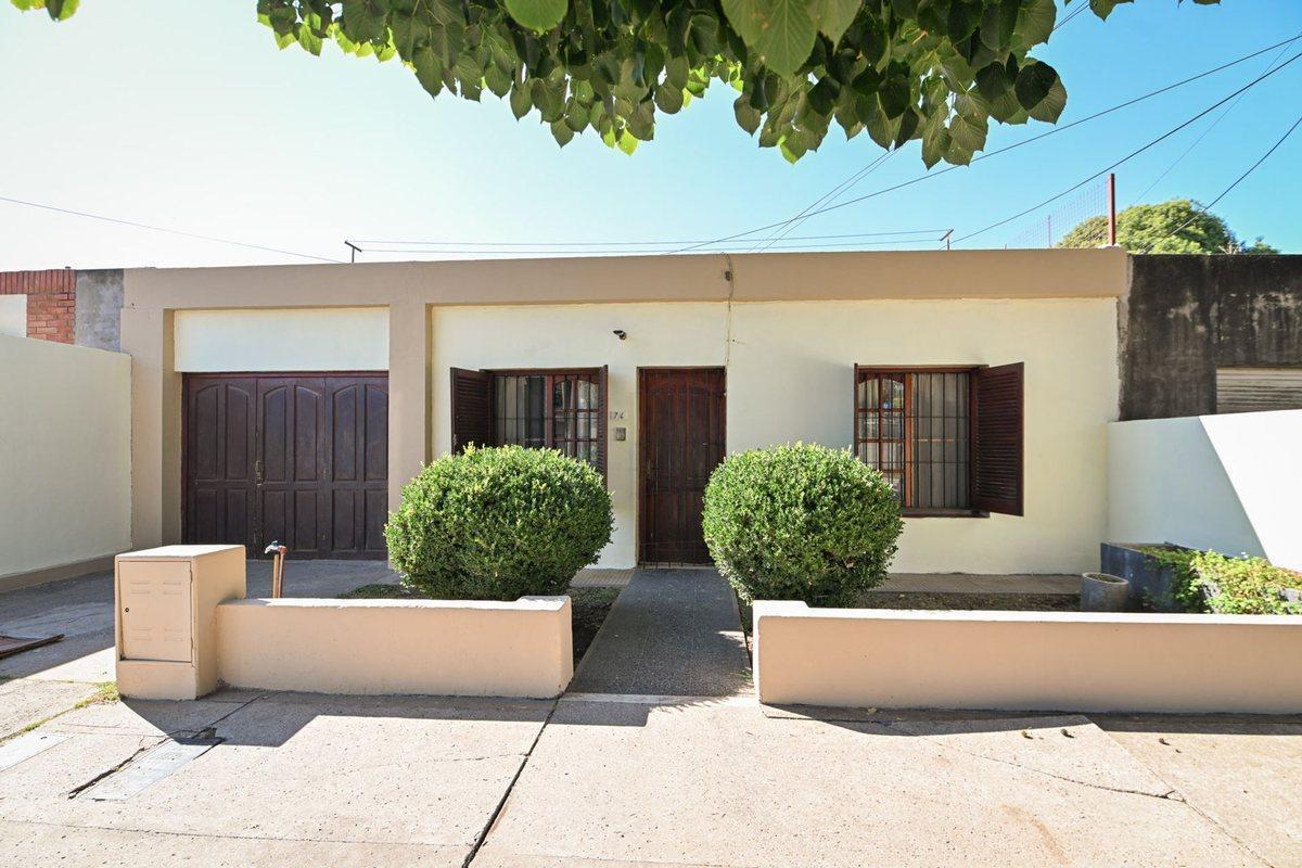 CASA EN VENTA 350 MTS2 TERRENO + PILETA ZONA UNR