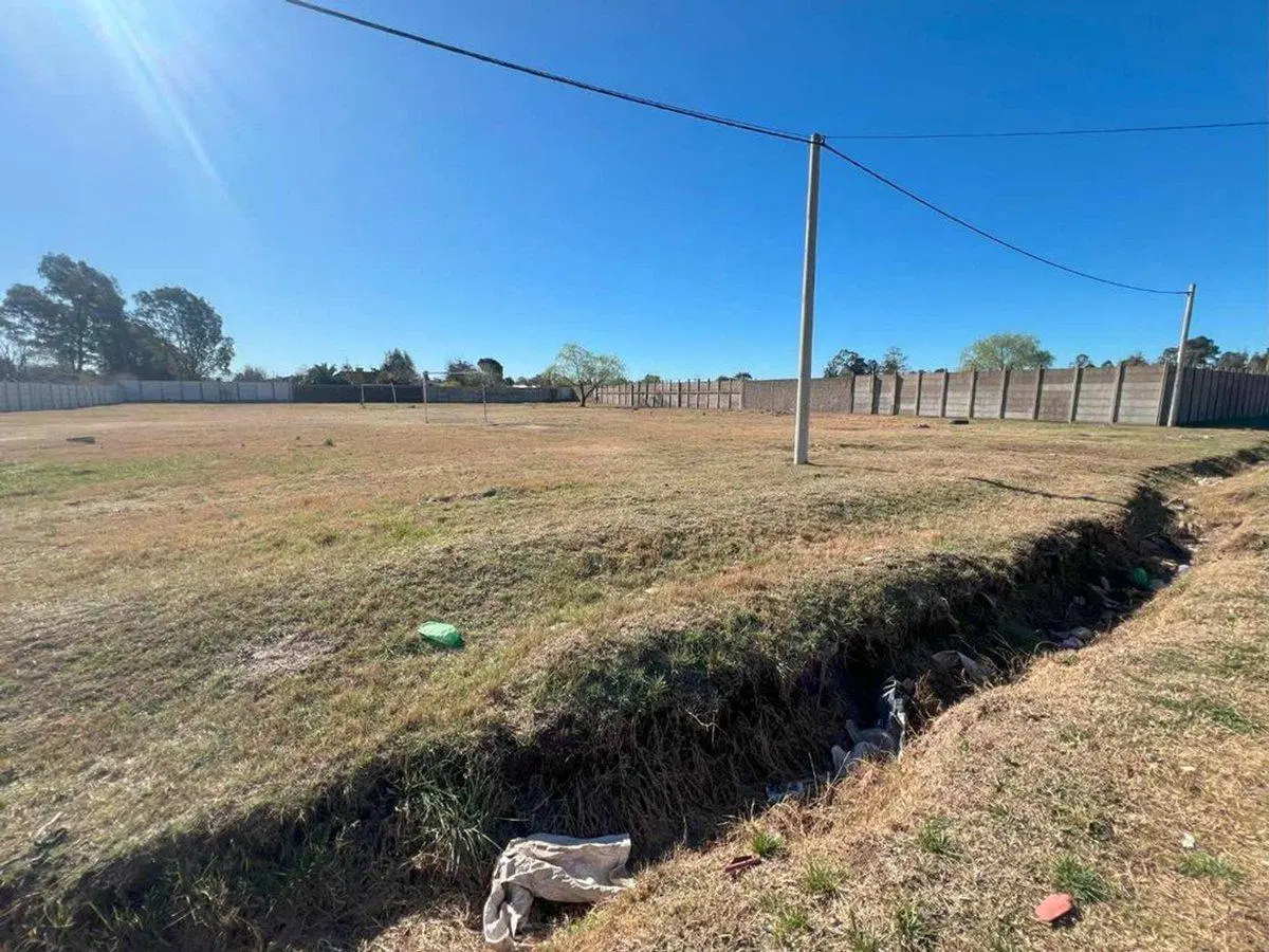 Venta Amplio terreno de 1451 m2 en Huhn al 2300 2