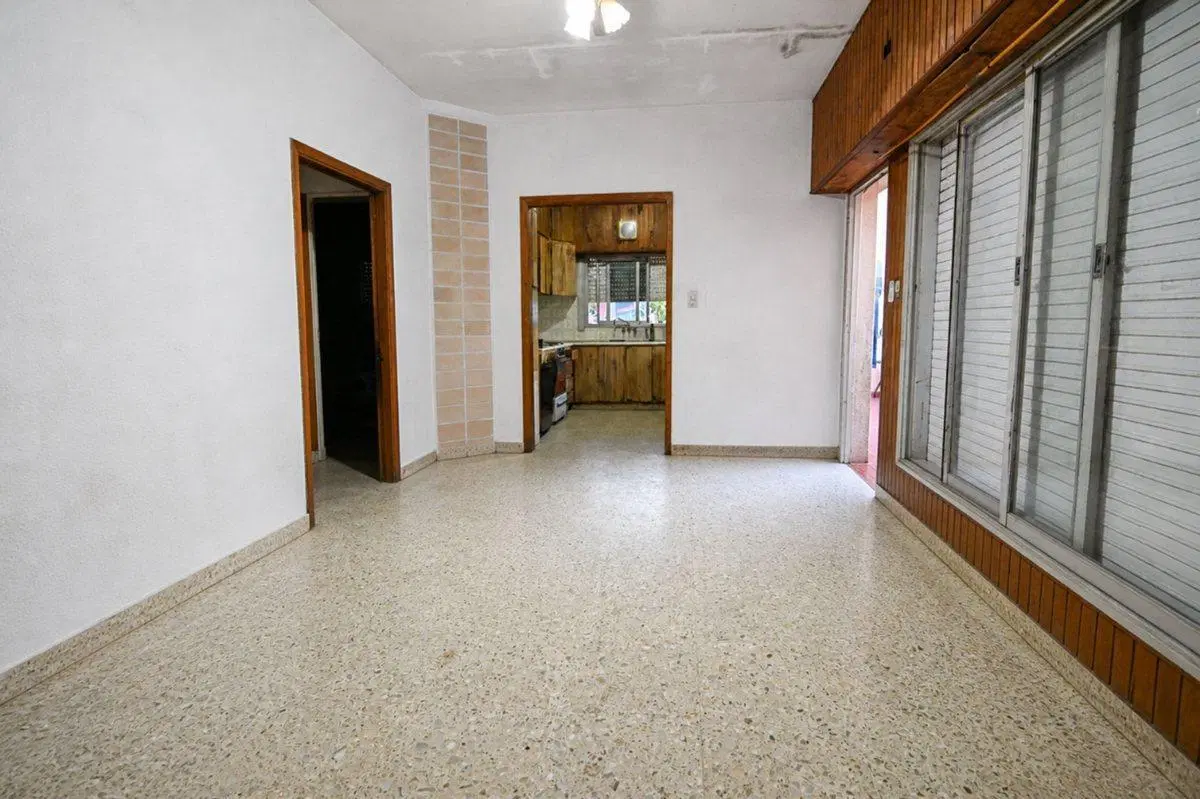 CASA CON GRAN TERRENO 12,5X43 SOBRE AV SANTA FE 4