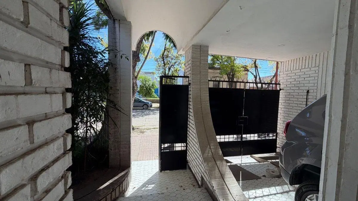 CASA EN VENTA 3 DORMITORIOS CON PILETA Y QUINCHO 2
