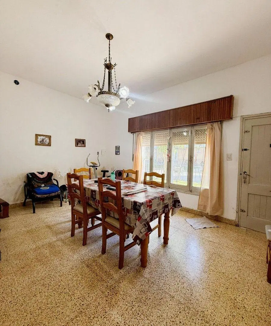 CASA CON LOCAL COMERCIAL 4