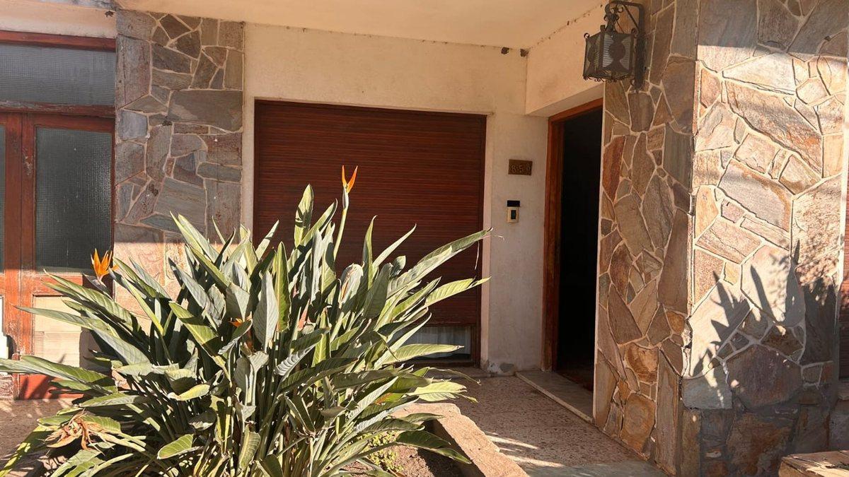 Importante casa de 2 plantas