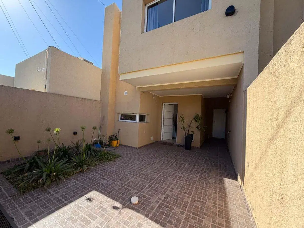 CASA EN VENTA 2 DORMITORIOS, PATIO Y COCHERA 4