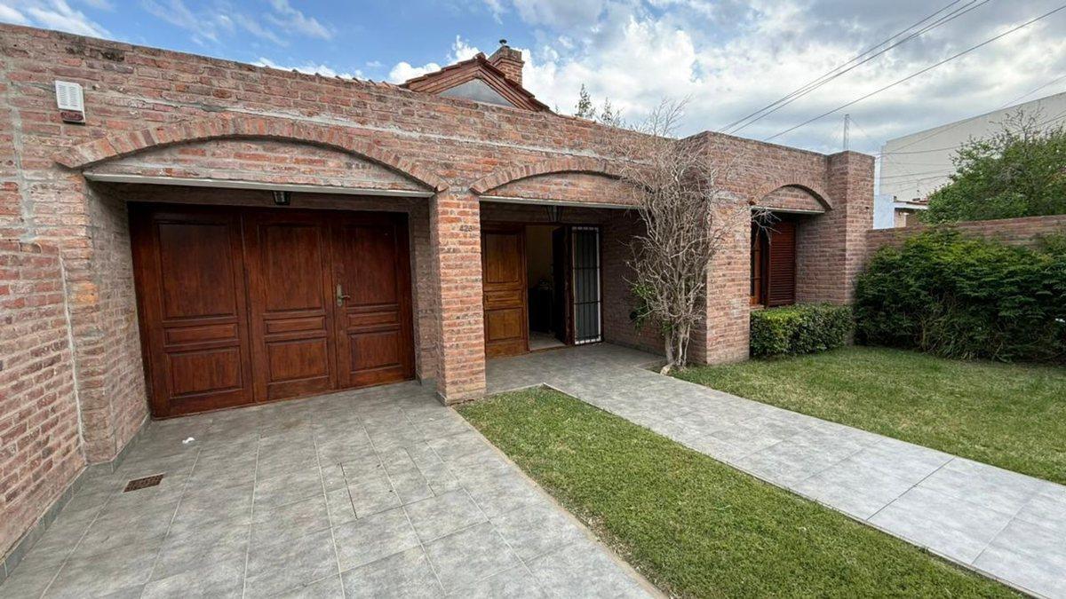 Se vende casa 2 dor+patio c/pileta, exc. ubic.