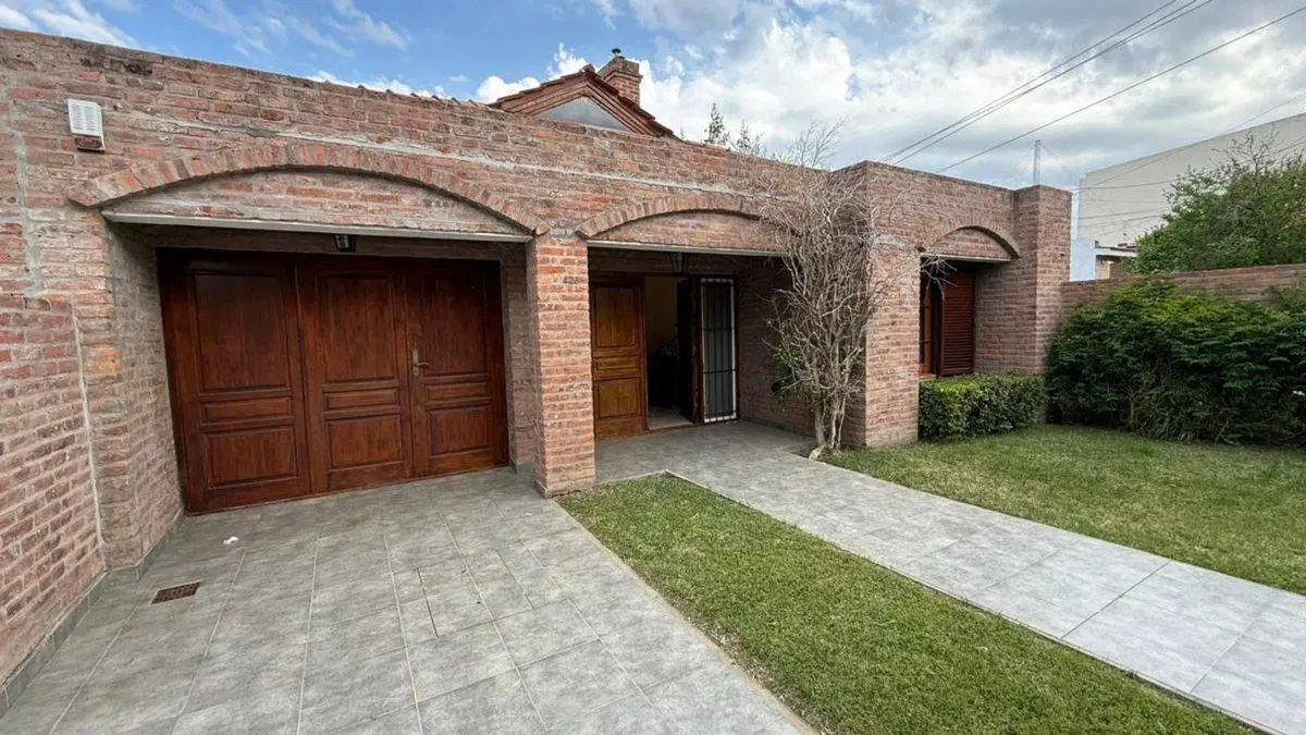 Se vende casa 2 dor+patio c/pileta, exc. ubic. 2