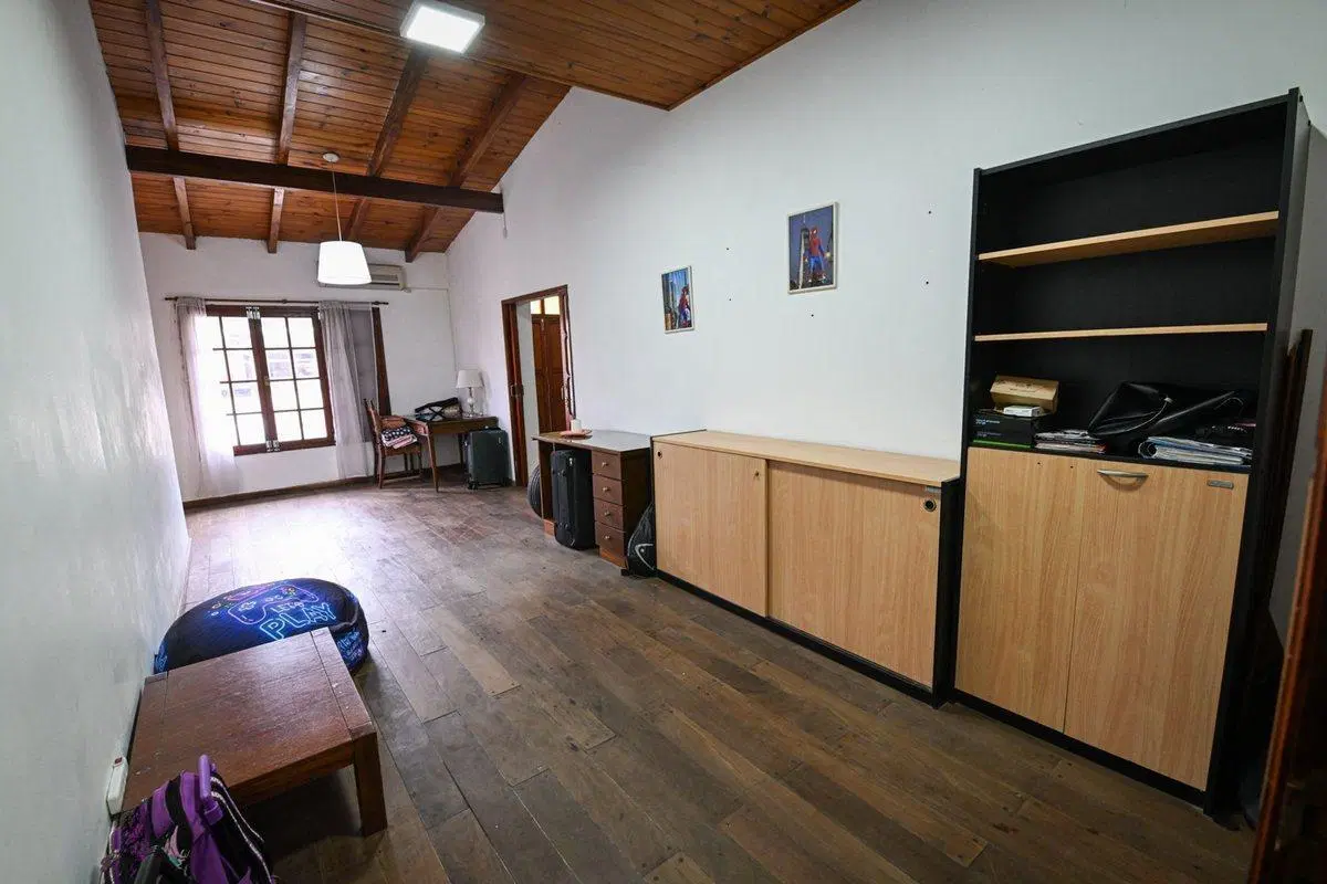 Se vende casa de dos plantas con patio y pileta 2