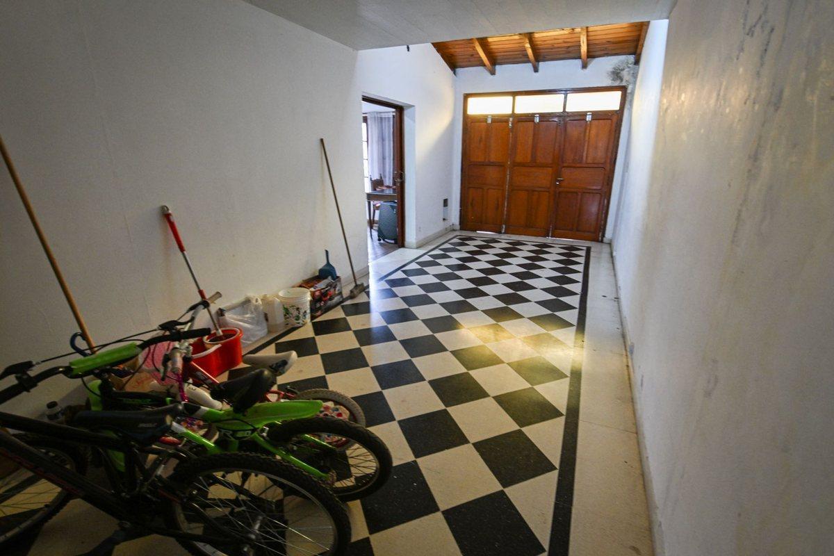 Foto de Se vende casa de dos plantas con patio y pileta, imagen 4