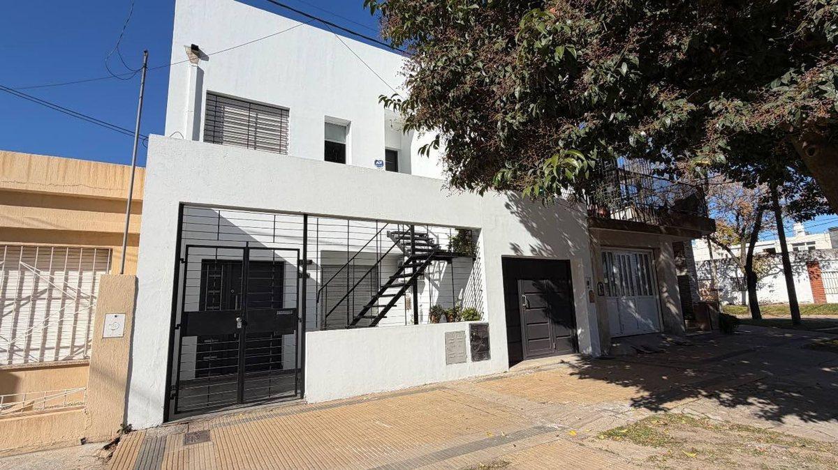 VENTA CASA 2 DORMITORIOS PATIO Y COCHERA